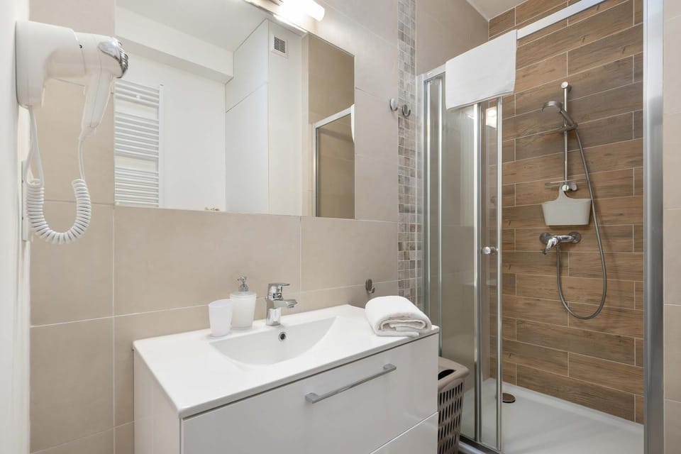 Shower, Bathroom, towels