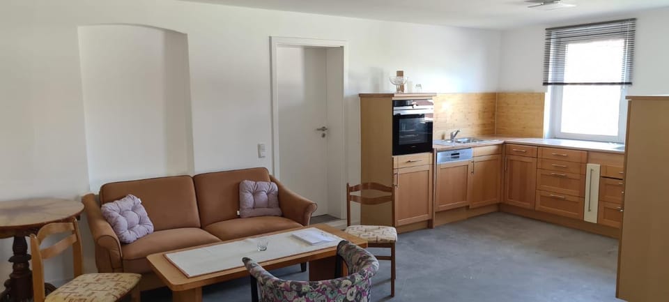 Kitchen or kitchenette, Living room, Seating area, Dining area, oven, stove