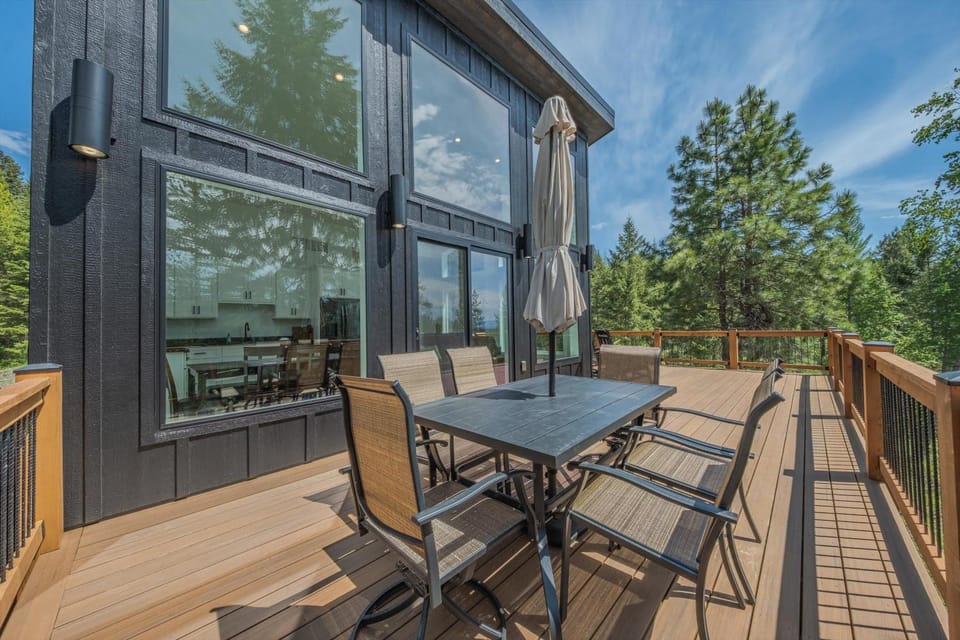 Big Sky Retreat Mountain Views House in Glacier National Park