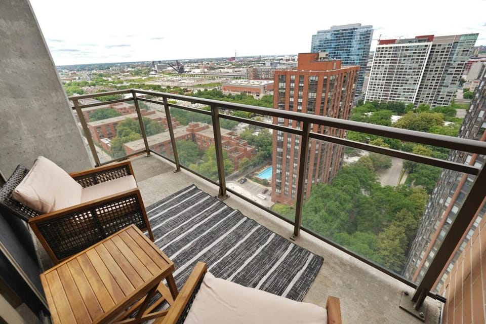 Luxury 21st floor Skyline Views near Grant Park Apartment in South Loop