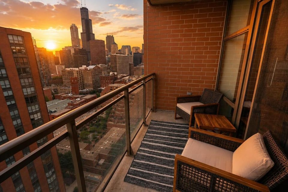 Luxury 21st floor Skyline Views near Grant Park Apartment in South Loop