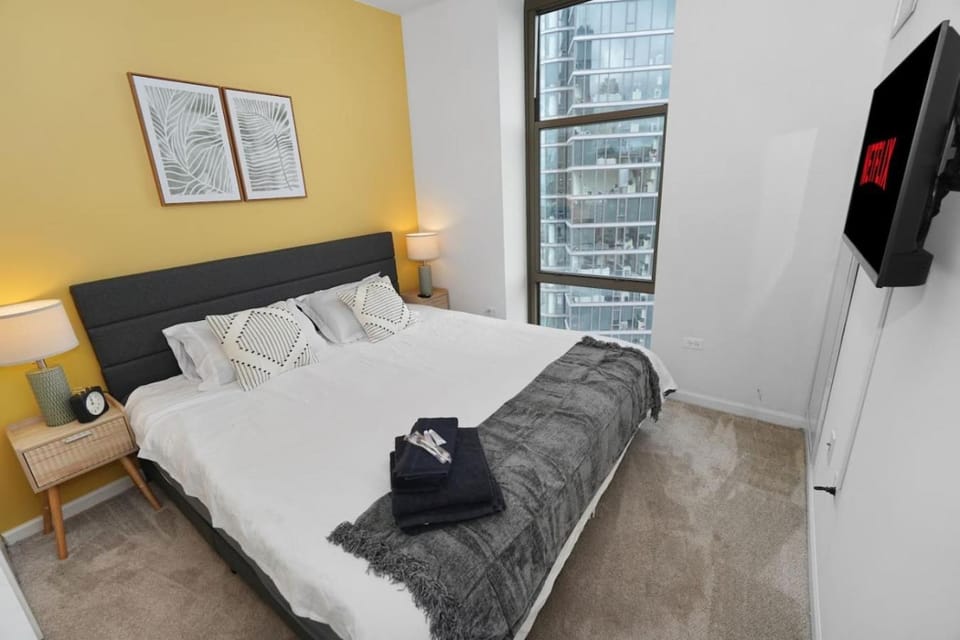 Luxury 21st floor Skyline Views near Grant Park Apartment in South Loop