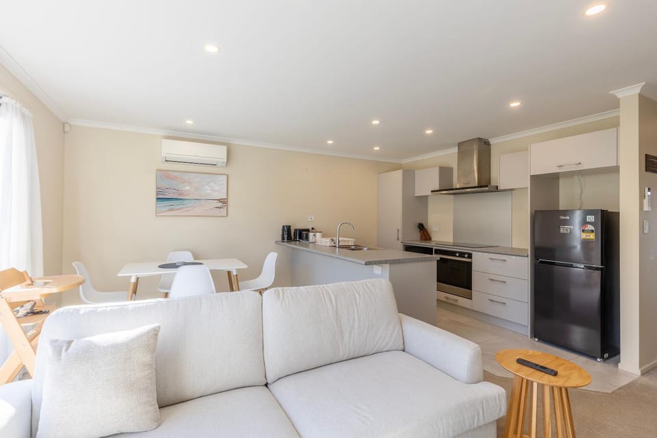 Kitchen or kitchenette, Living room, Dining area, oven, stove, air conditioner