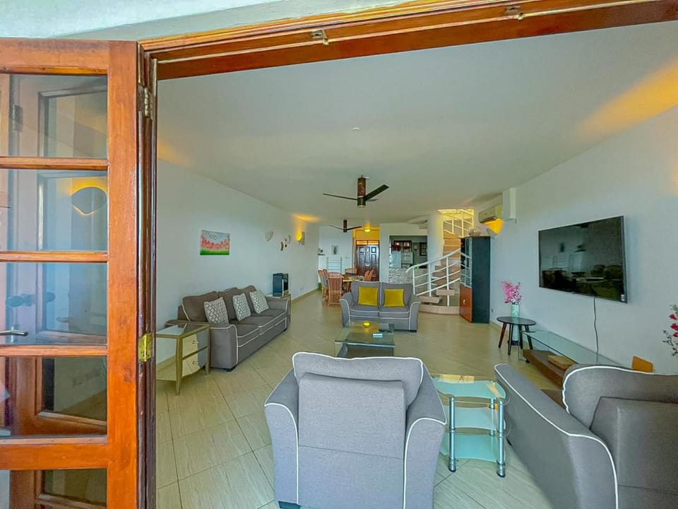 Communal lounge/ TV room, TV and multimedia, Living room, Seating area, Evening entertainment