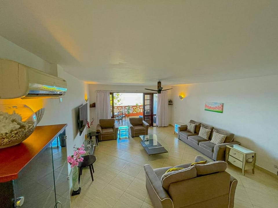 TV and multimedia, Living room, Seating area, Dining area, air conditioner