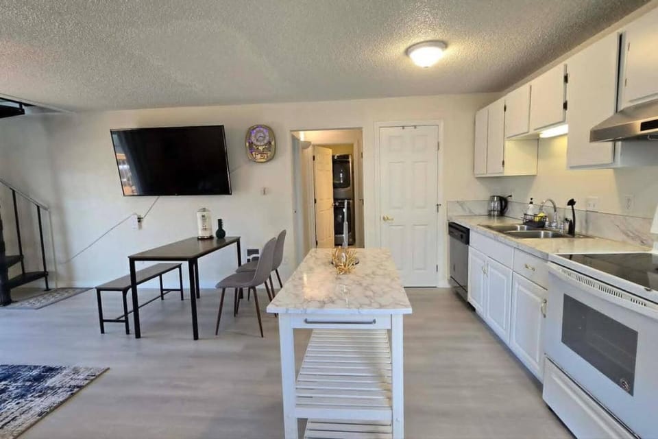 Cozy 2BR Near Downtown Auburn Stay Cool with Air Conditioning Apartment in Auburn