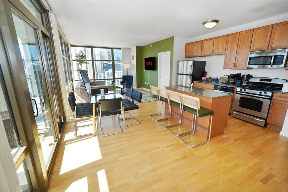 18th floor 2BR Grant Park Suite with Balcony, Gym Apartment in South Loop