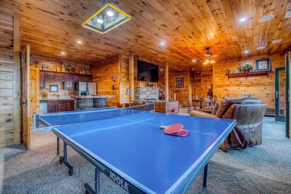 Luxe Cabin Hot Tub Deck Views Near Blue Ridge Cabin in Union County