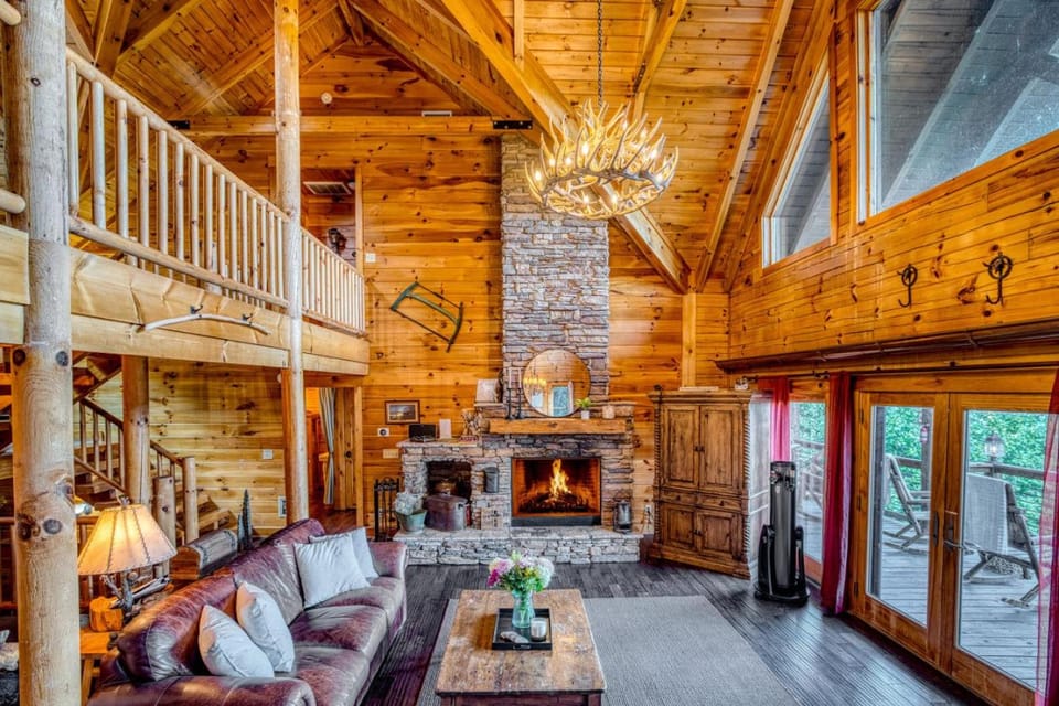 Luxe Cabin Hot Tub Deck Views Near Blue Ridge Cabin in Union County