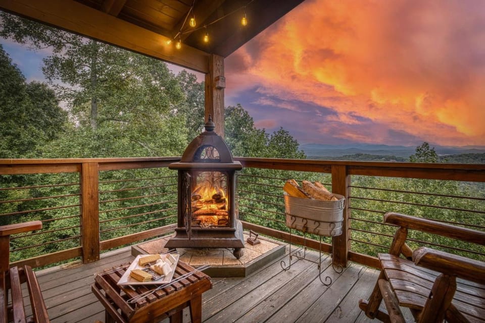 Luxe Cabin Hot Tub Deck Views Near Blue Ridge Cabin in Union County