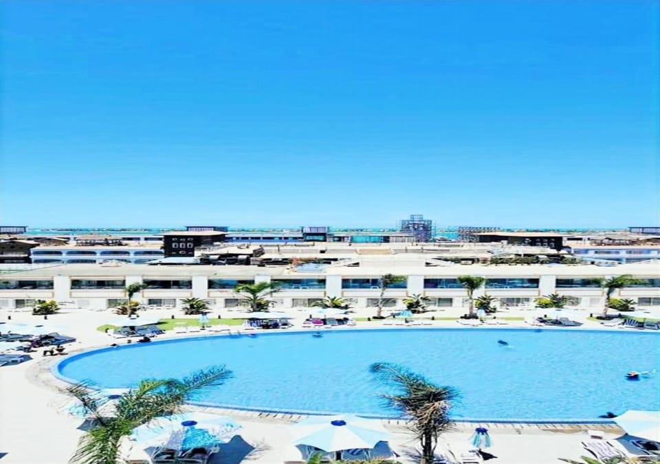 Property building, Day, Pool view, Swimming pool, Parking, sunbed