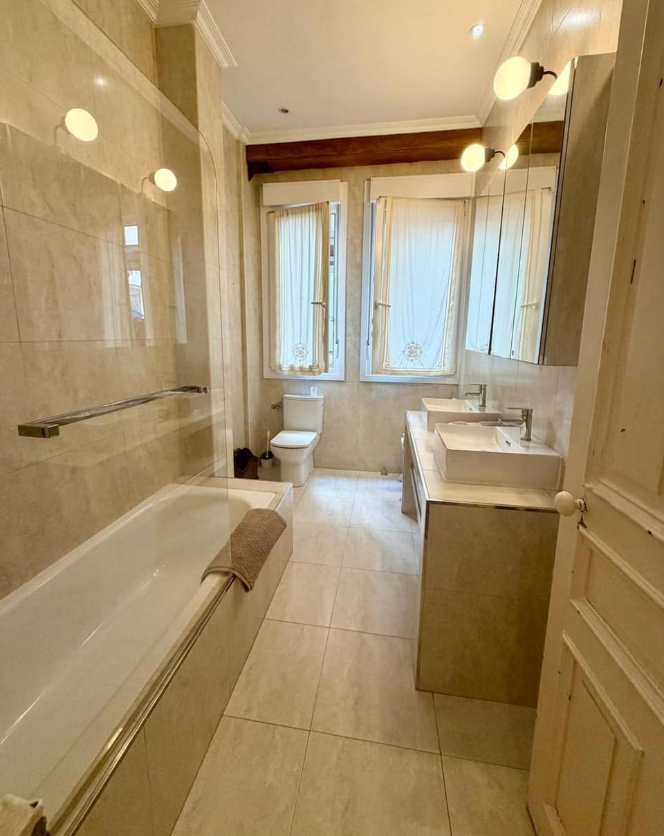 Bathroom, Decorative detail, Bath