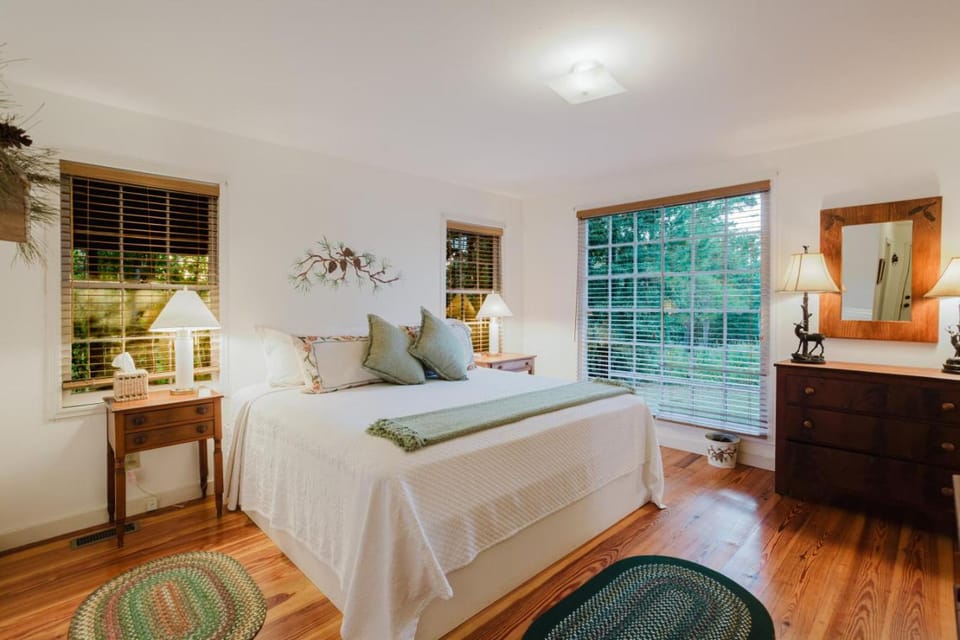 3BR Pines Cabin on 85 Acres Deck & Wildlife Cabin in Tallahassee