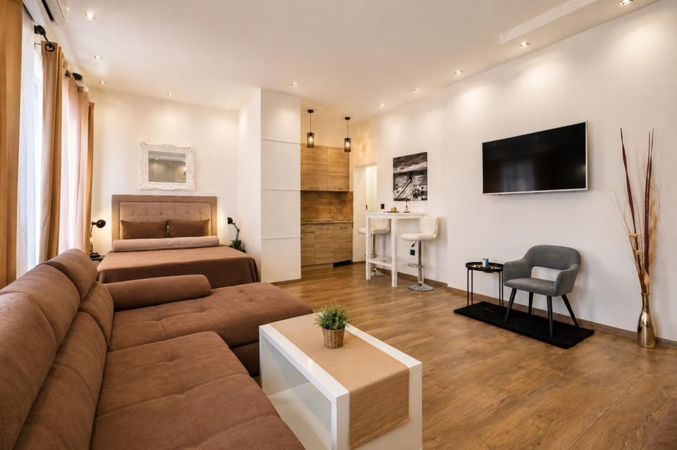 Communal lounge/ TV room, Bed, TV and multimedia, Living room, Photo of the whole room, Seating area, Evening entertainment, Bedroom
