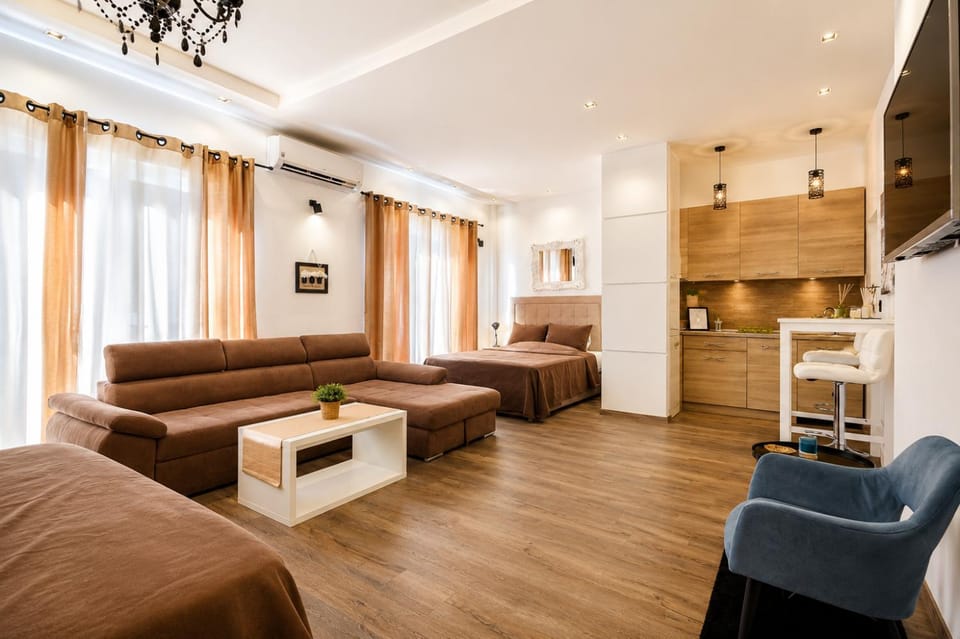 Bed, TV and multimedia, Kitchen or kitchenette, Living room, Photo of the whole room, Seating area, Bedroom
