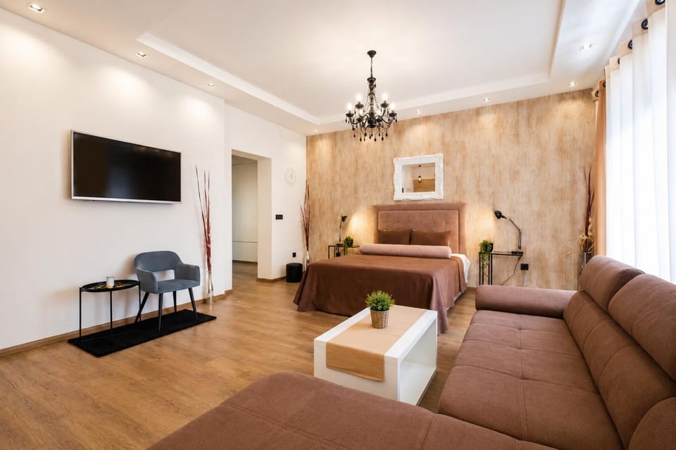 Communal lounge/ TV room, Bed, TV and multimedia, Living room, Photo of the whole room, Seating area, Evening entertainment, Bedroom