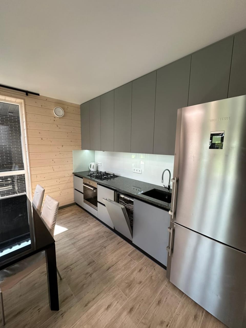 Kitchen or kitchenette, dishwasher, stove