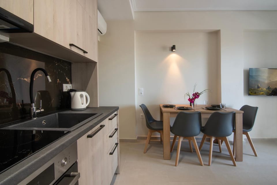 Kitchen or kitchenette, Living room, Seating area, Dining area, toaster