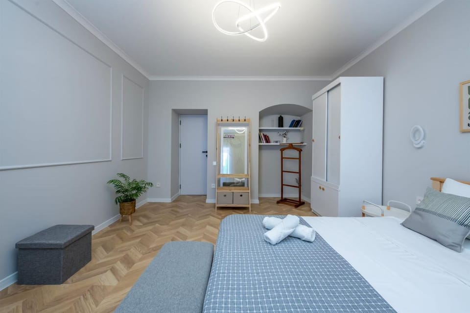 Bed, Bedroom, towels, wardrobe