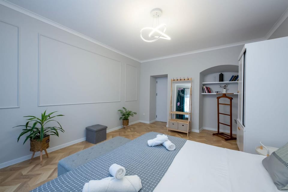 Bed, Bedroom, towels, wardrobe