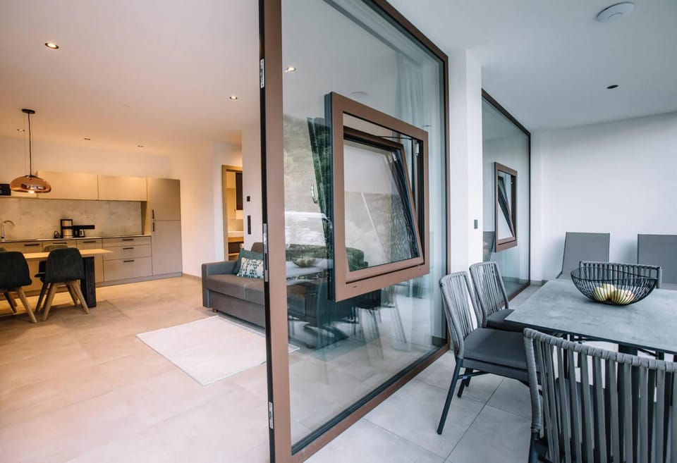 Kitchen or kitchenette, Seating area, Dining area
