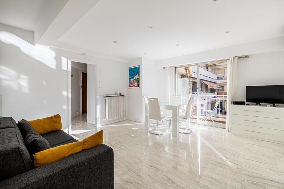 TV and multimedia, Balcony/Terrace, Living room, Photo of the whole room, Seating area, Dining area
