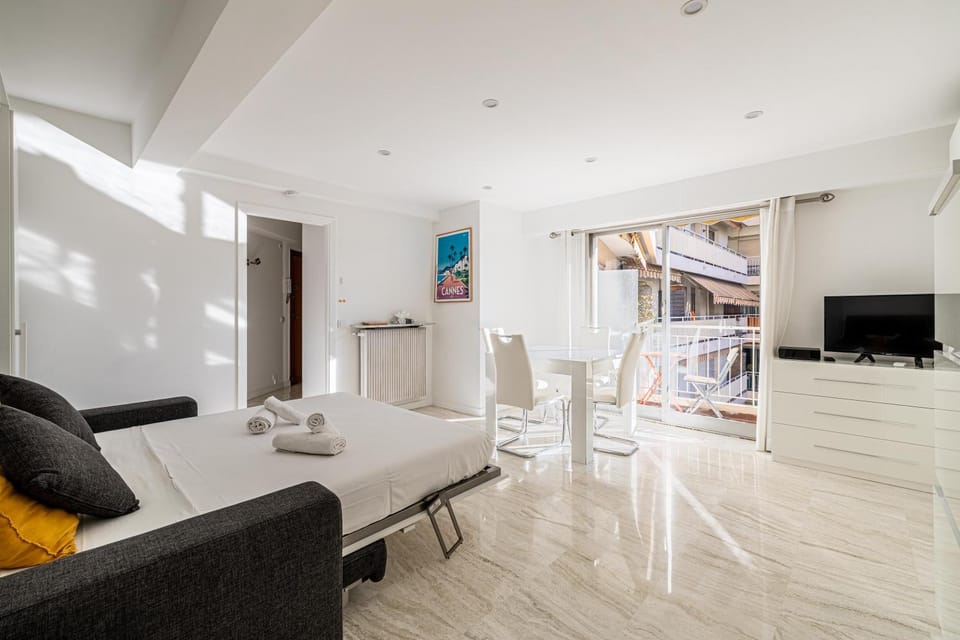 Bed, Night, TV and multimedia, Balcony/Terrace, Living room, Photo of the whole room, Seating area, Dining area, towels