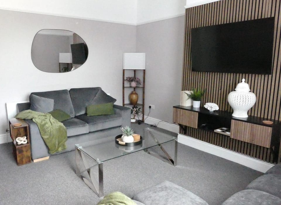 Communal lounge/ TV room, TV and multimedia, Living room, Seating area, Evening entertainment