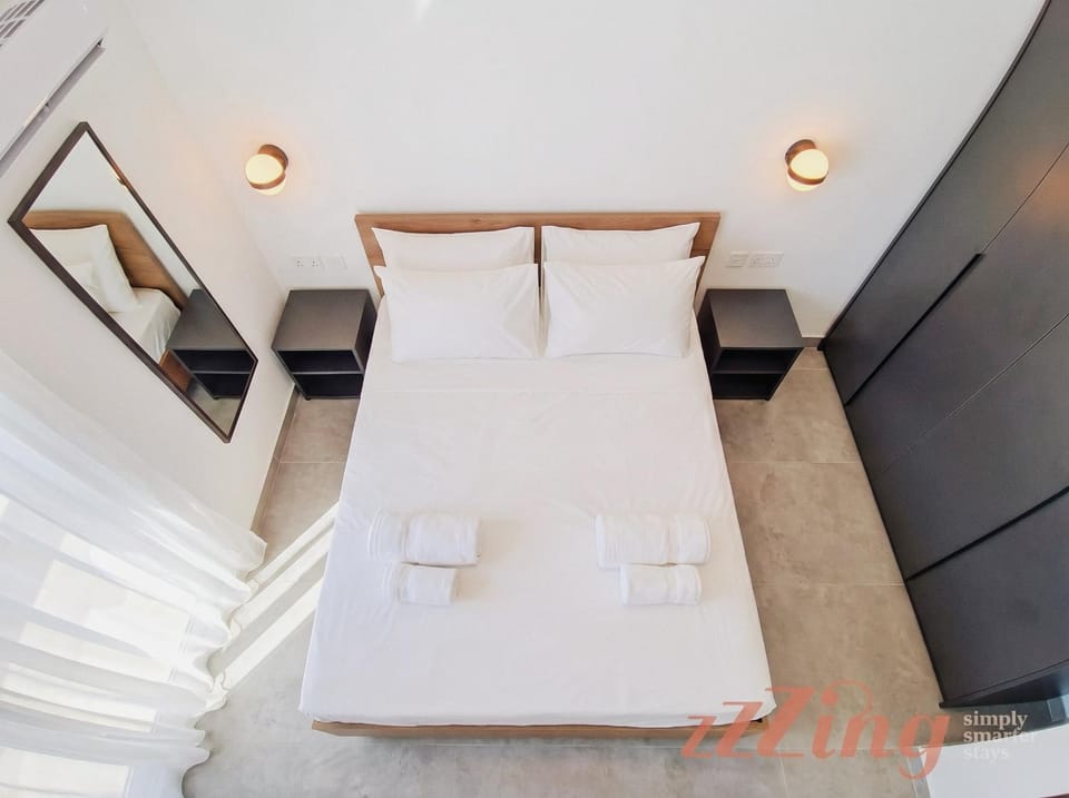 Bed, Photo of the whole room, Bedroom, towels