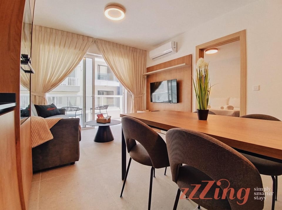 TV and multimedia, Living room, Seating area, Dining area, air conditioner