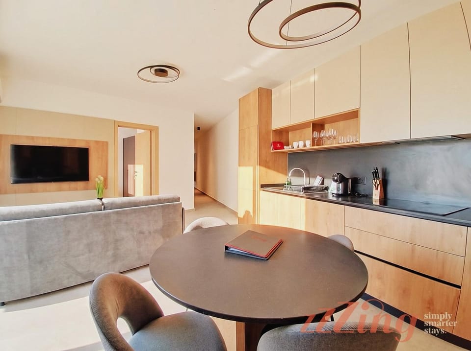 Kitchen or kitchenette, Dining area, stove