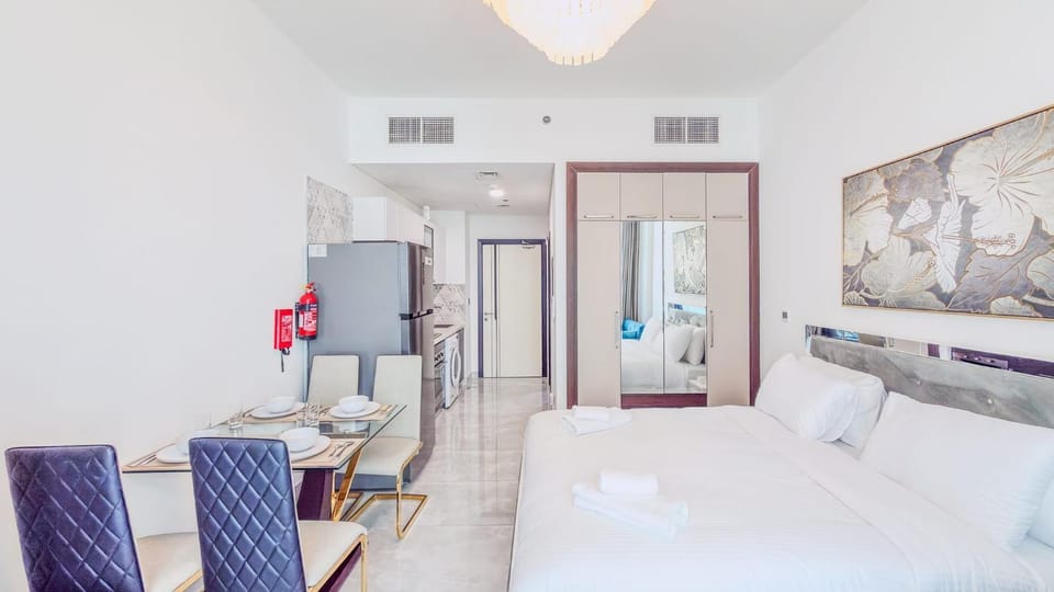 Bed, TV and multimedia, Photo of the whole room, Bedroom, towels