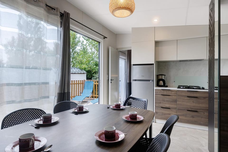 Property building, Kitchen or kitchenette, Living room