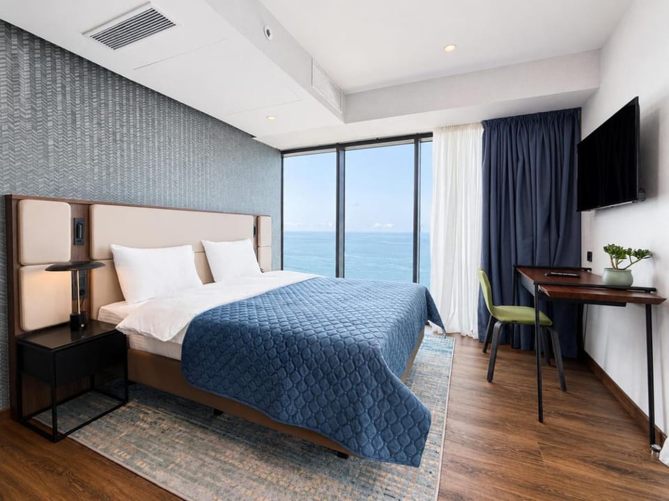 Bed, TV and multimedia, View (from property/room), Photo of the whole room, Dining area, Bedroom, air conditioner