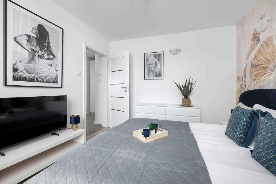 Bed, TV and multimedia, Photo of the whole room, Evening entertainment, Bedroom