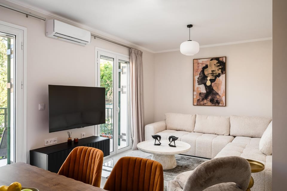 TV and multimedia, Living room, Seating area, Dining area, air conditioner