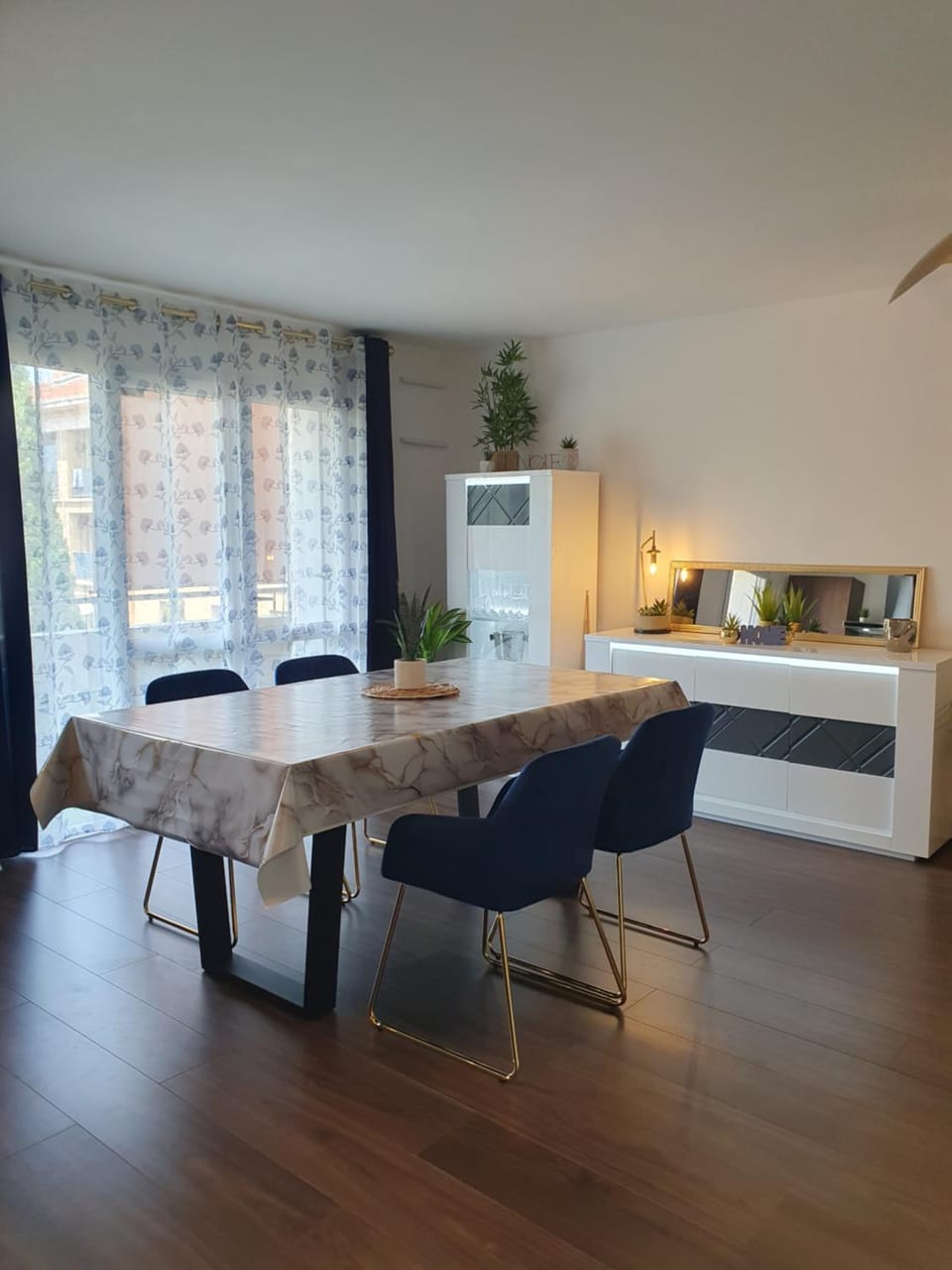 Billiard, Seating area, Dining area