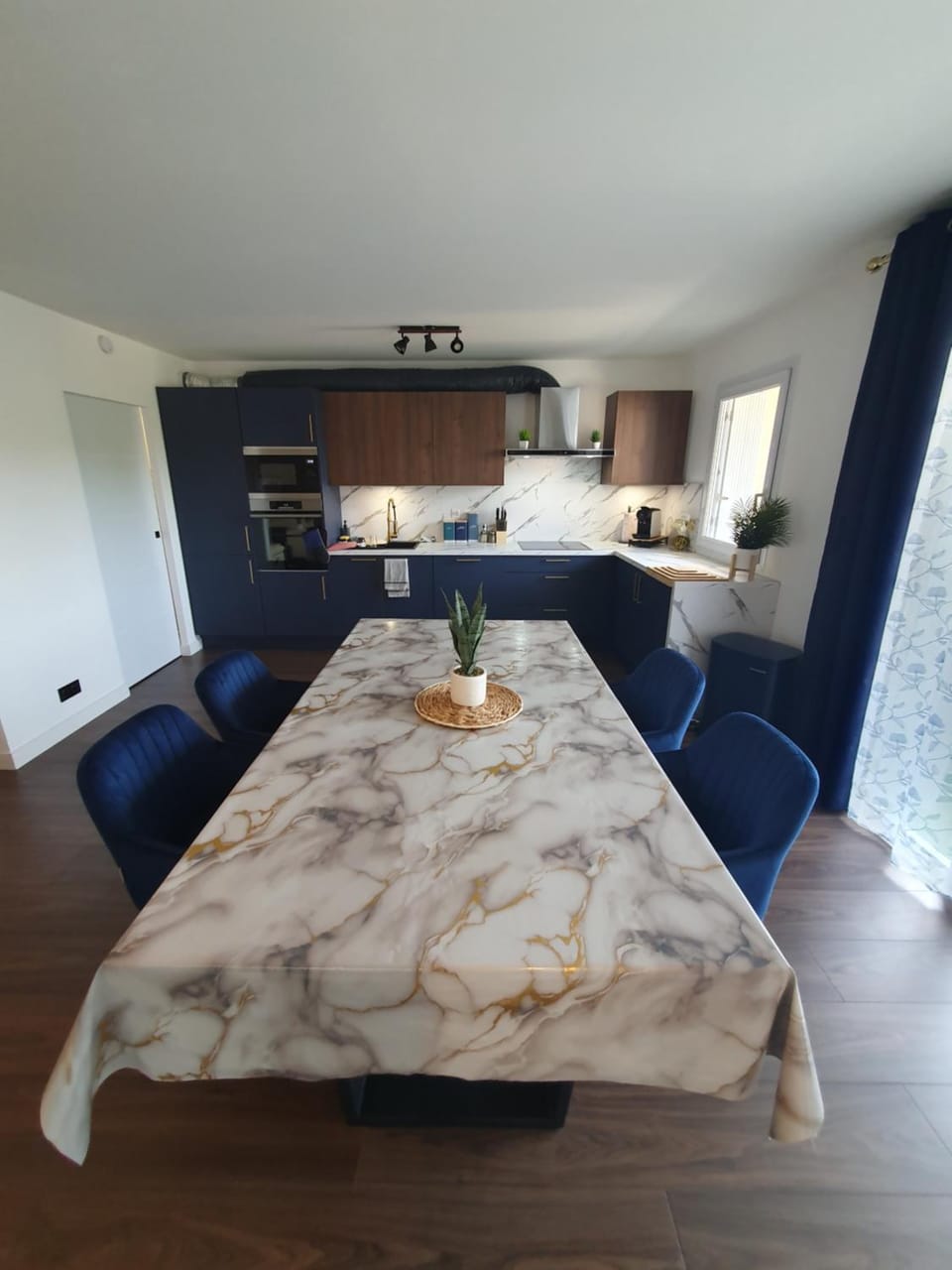 Seating area, Dining area