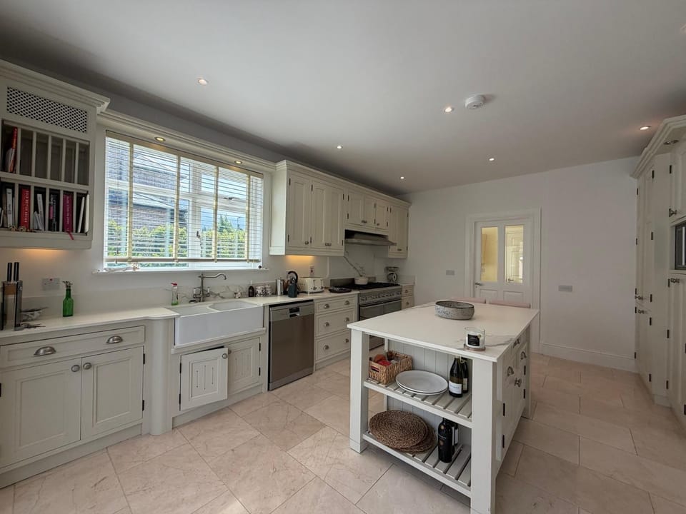 Luxury 4BDR Retreat With Garden and Workspace House in Malahide
