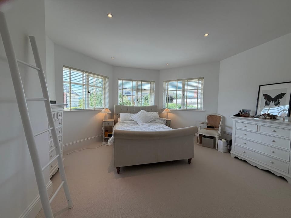 Luxury 4BDR Retreat With Garden and Workspace House in Malahide