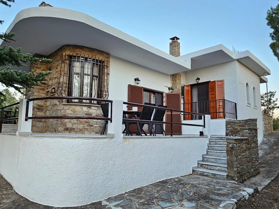 Property building, Day, Balcony/Terrace