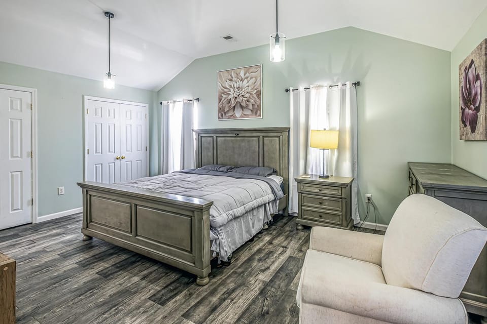 Bed, Photo of the whole room, Bedroom