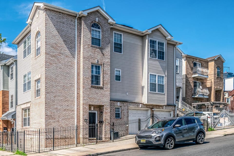 Property building, Facade/entrance