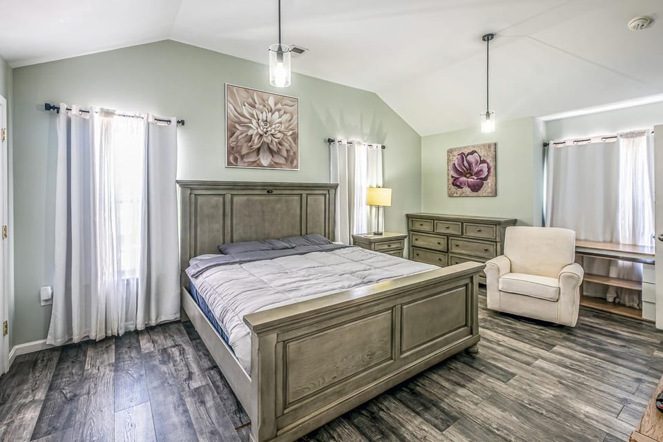 Bed, Photo of the whole room, Bedroom
