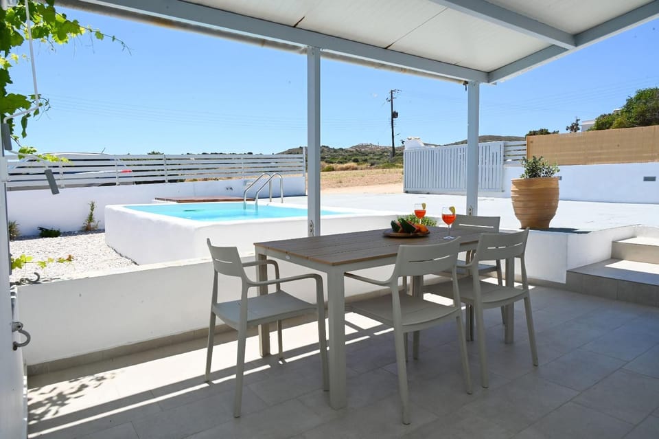 Patio, Day, View (from property/room), Balcony/Terrace, Dining area, Pool view, Swimming pool, sunbed