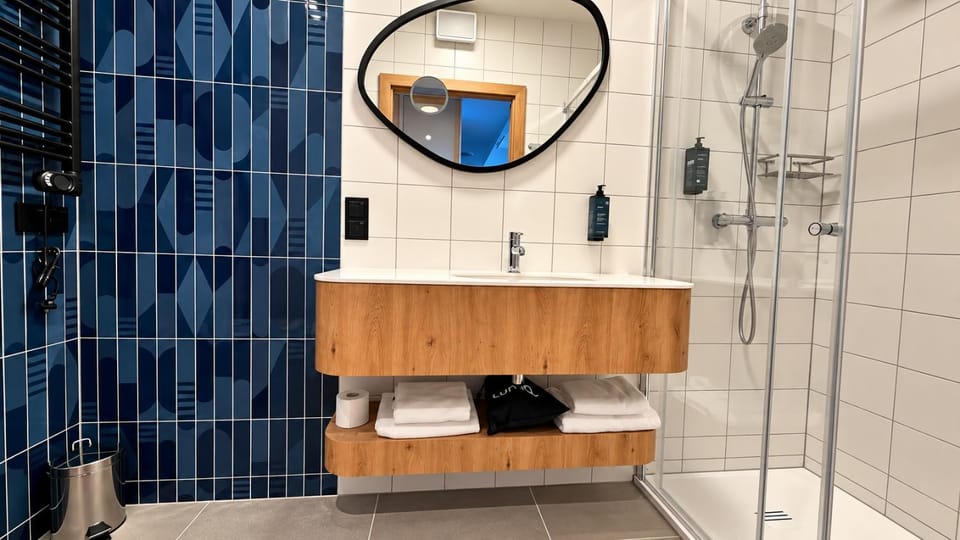 Shower, Bathroom, towels
