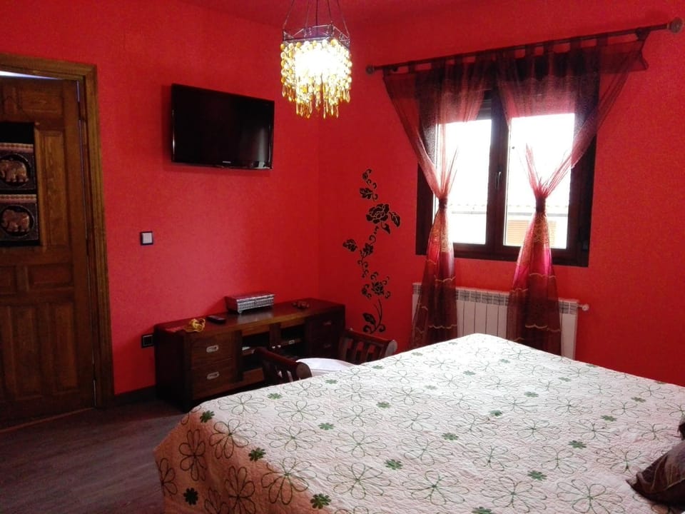 Bed, TV and multimedia, Photo of the whole room, Bedroom