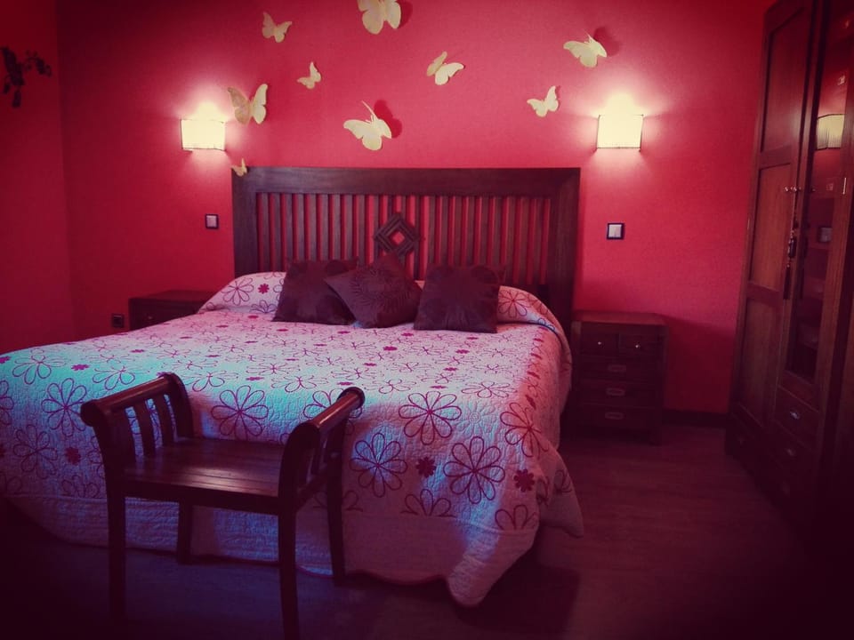 Bed, Photo of the whole room, Bedroom
