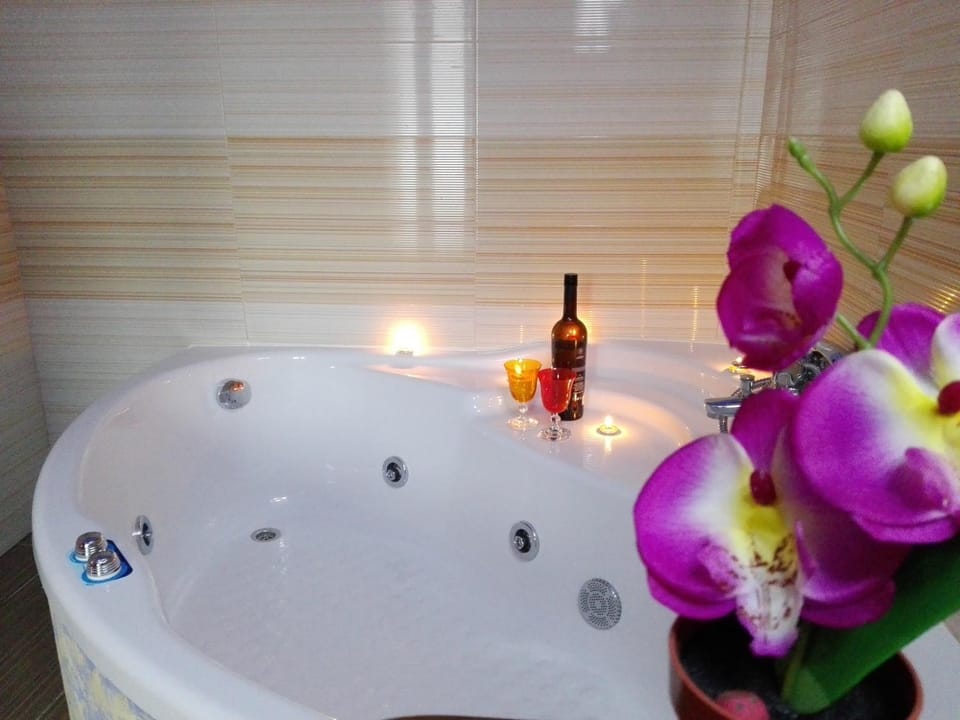 Shower, Hot Tub, Bathroom, Bedroom