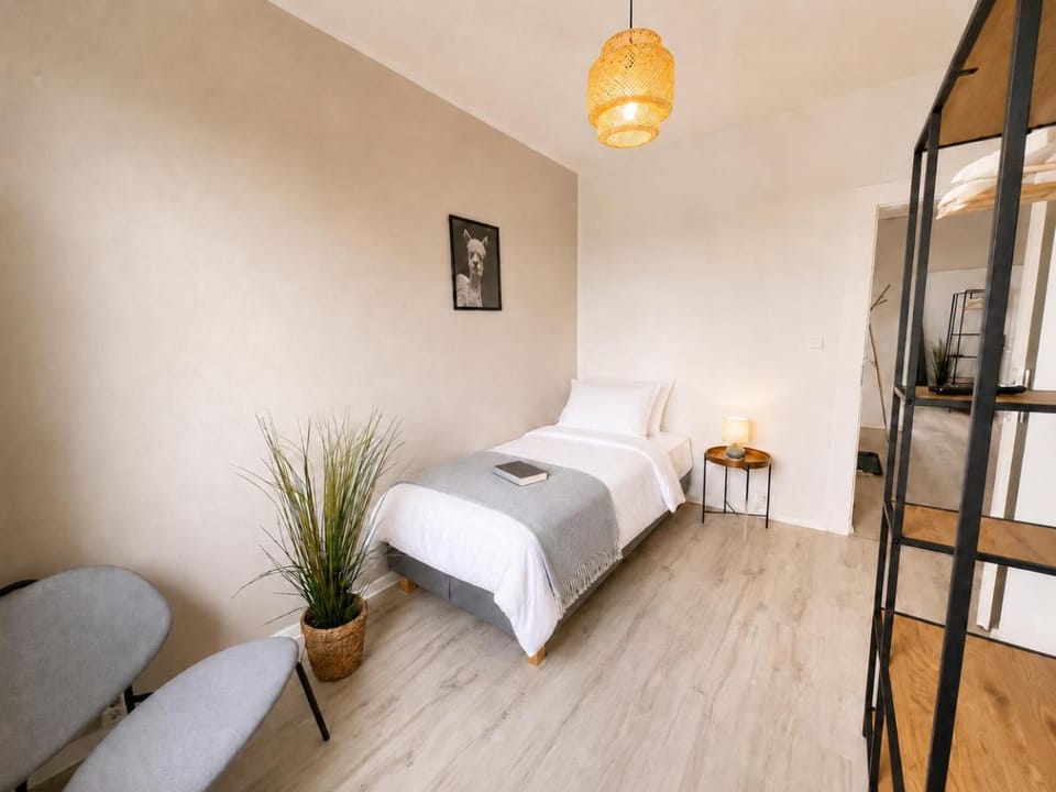 Bed, Photo of the whole room, Bedroom